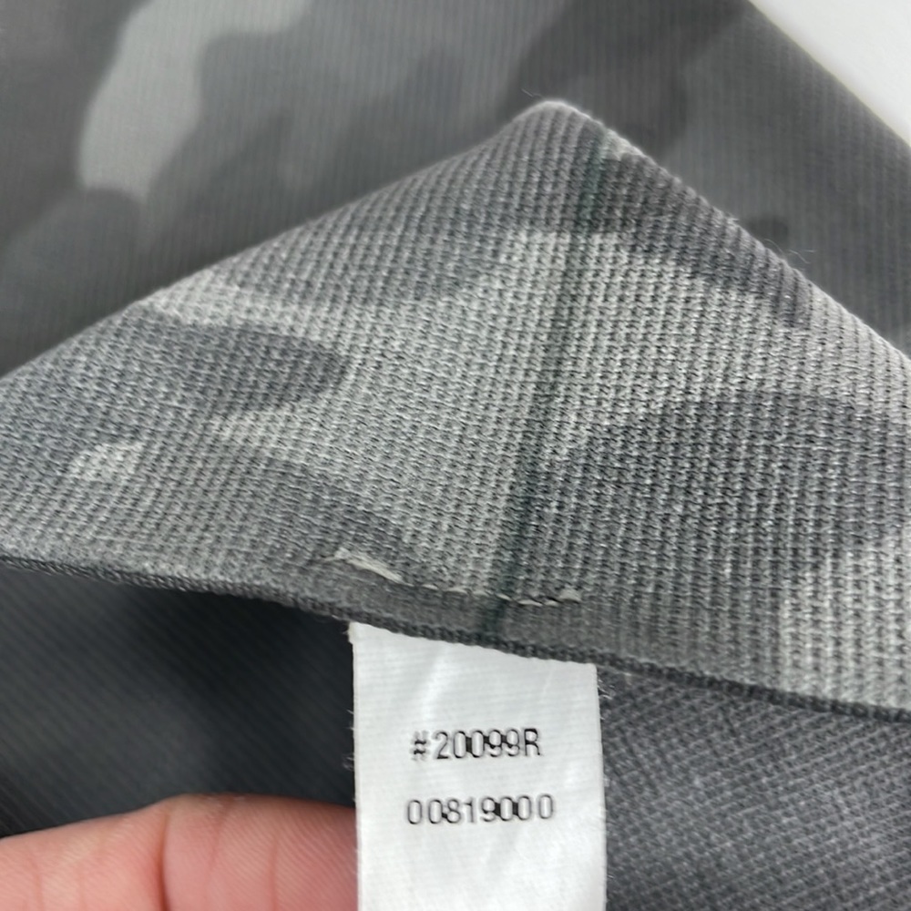Spanx Look at Me Now Seamless Camo Cropped Leggings (M) - Picture 4 of 11